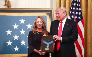 川普簽法案 榮譽勳章年金提高逾三倍
