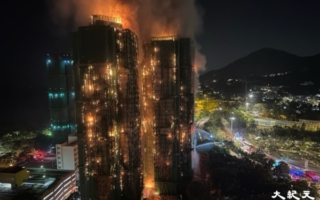 香港大火 71岁男子绝望呐喊照片震撼全球