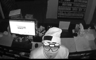 卡牌大盗气枪破开游戏店 席卷宝可梦卡