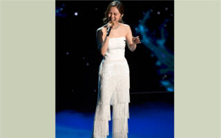 邓紫棋心系香港大火灾情 演唱会泪洒舞台