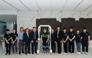 國科會全球首創「AI隨動步行復健機器人」