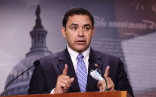 川普宣布赦免民主党国会议员Henry Cuellar