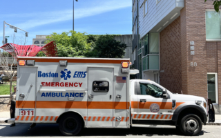波士顿华埠救护车遭盗窃 酒庄员工被殴打