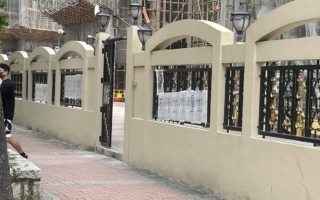 香港屯门怡乐花园大维修 工人贴横额追讨欠薪