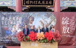 组图：维也纳美景宫百年花绘名作展在台开幕