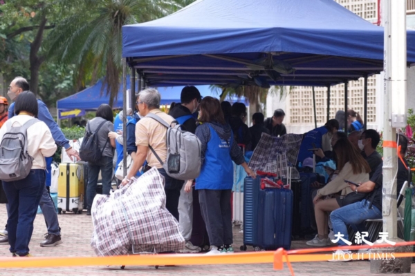 港大火灾民重回宏福苑 叹“40年心血没了”