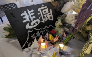 伦敦三千港人悼香港大火遇难者 默哀及献花