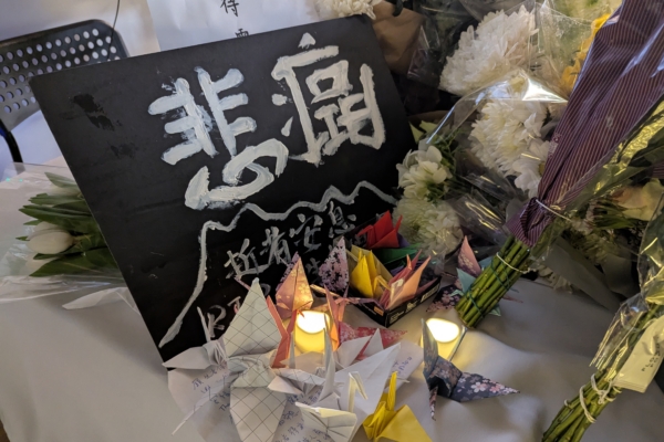 伦敦三千港人悼念香港大火遇难者 默哀及献花