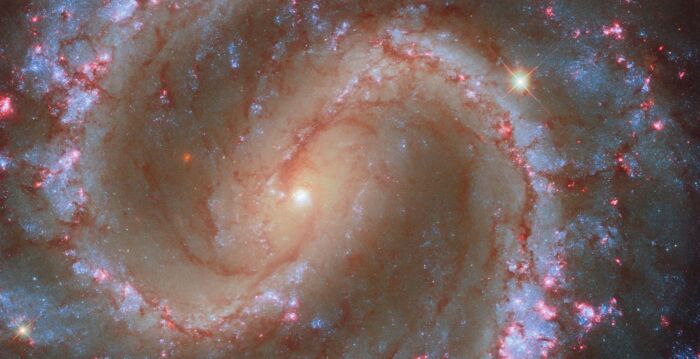 哈伯望远镜拍到极为暗淡的“失落星系”