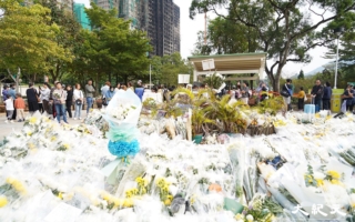 香港广福悼念区清场前 大批市民前往悼遇难者