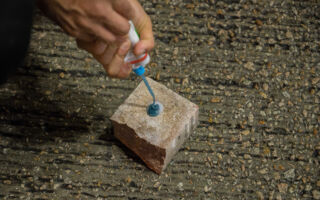 不小心讓強力膠沾到物體表面 如何清除？