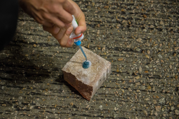 不小心讓強力膠沾到物體表面 如何清除？