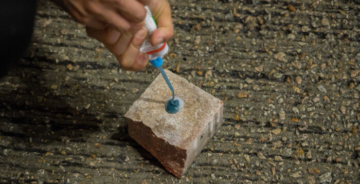 不小心让强力胶沾到物体表面 如何清除？