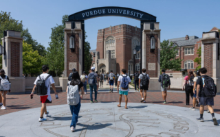 普渡大学为何指示院系拒收中国留学生