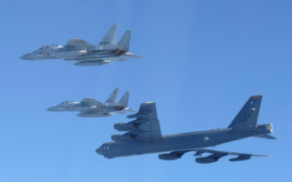 美轰炸机与日战机编队秀实力 回应中俄军演