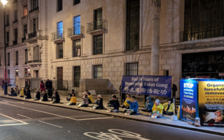 人权日 英国法轮功学员烛光守夜抗议中共迫害