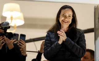 乔装闯委国军事检查站 马查多抵挪威领诺奖