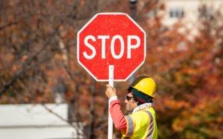 川普政府：英语不过关 近万卡车司机被停驶