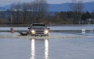 暴雨酿洪水泥石流 华盛顿州10万人撤离