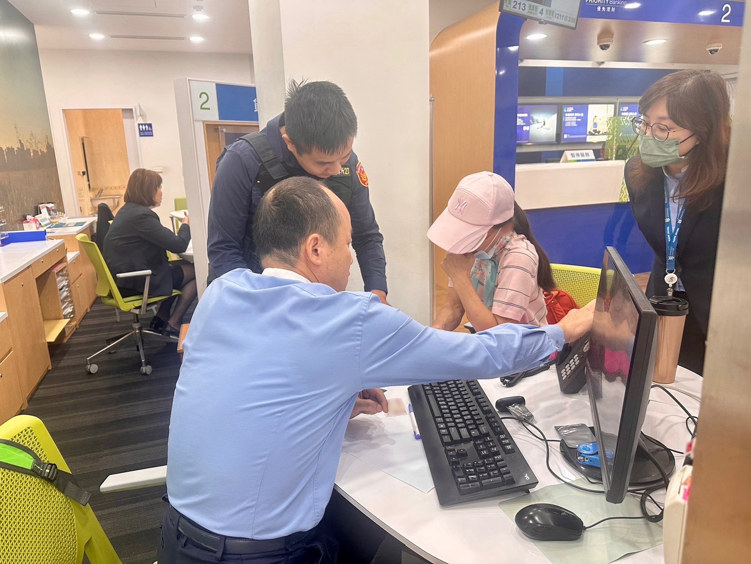 龙潭警与行员阻诈阻止妇人解约千万定存投资虚拟币| 虚拟货币| 诈骗| 大纪元