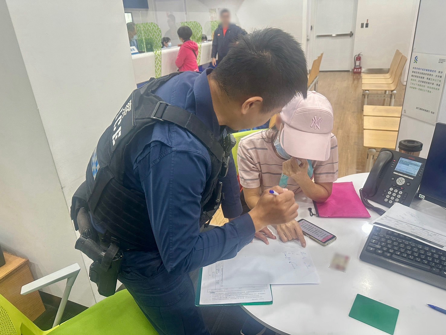 龙潭警与行员阻诈阻止妇人解约千万定存投资虚拟币| 虚拟货币| 诈骗| 大纪元