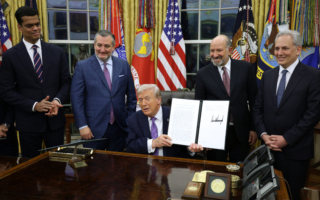 川普簽行政令 阻各州自行監管人工智能