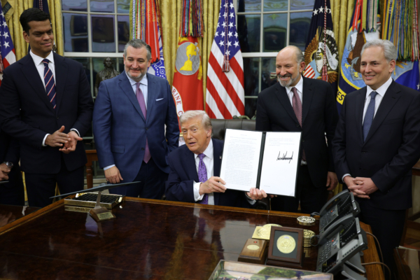 川普簽行政令 阻各州自行監管人工智能