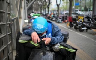 中国两轮电动车价格调涨千元 销量下滑38%