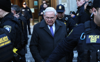 新泽西州永久禁止梅嫩德斯担任公职