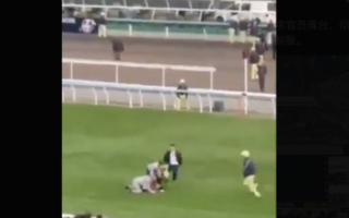 一男子持标语冲进香港赛马场 要求彻查火灾