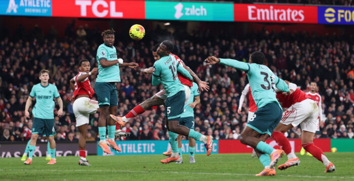 英超:阿森纳险胜领跑 曼城大胜紧随其后