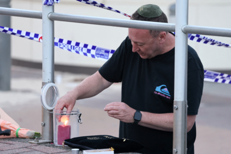 12月14日,悉尼邦迪海灘發生槍殺案後,人們在悼念死者。