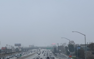 煙霧籠罩加州 警報持續至週二 當局促減少外出