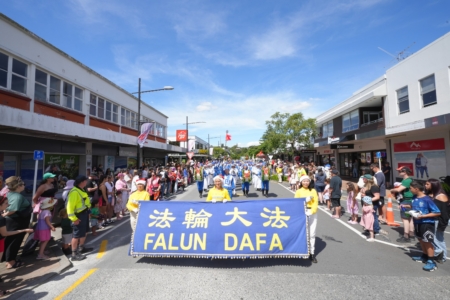 新西兰惠灵顿地区圣诞游行 天国乐团受欢迎