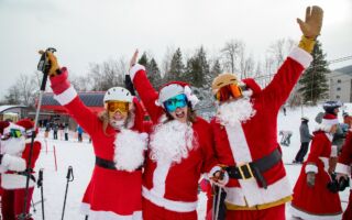 組圖:美國數百聖誕老人齊滑雪 為慈善籌款