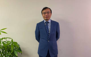 曾拍新疆集中營 關恆在美求庇護 父遭中共威脅