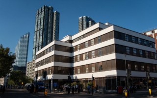 庇护酒店耗资150亿镑 英议员批内政部浪费