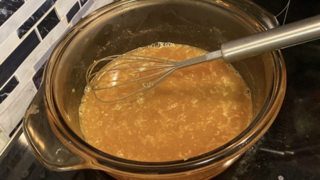 所有烤火腿汁材料分放入鍋中，煮溶備用。