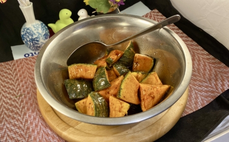 在一個大碗內放入調味料拌勻後，放入南瓜拌勻備用。