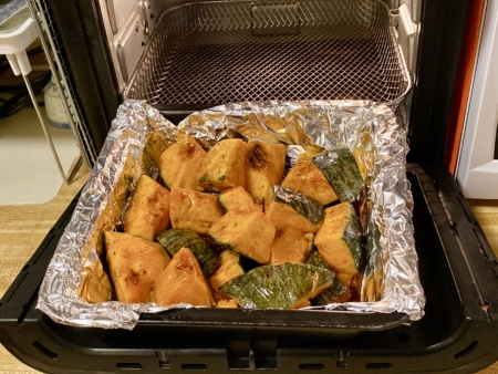 烤盤內放入南瓜鋪開，放進烤箱烤15分鐘便可