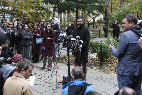 桑德斯和詹乐霞主持马姆达尼宣誓就职