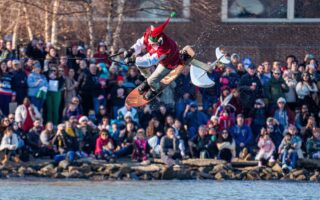 組圖：弗州聖誕老人滑水迎聖誕 延續40年傳統