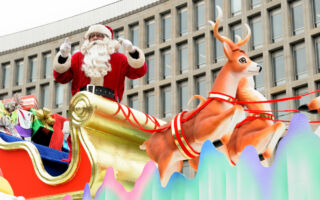 「聖誕老人」超速被警察攔下 互動超搞笑