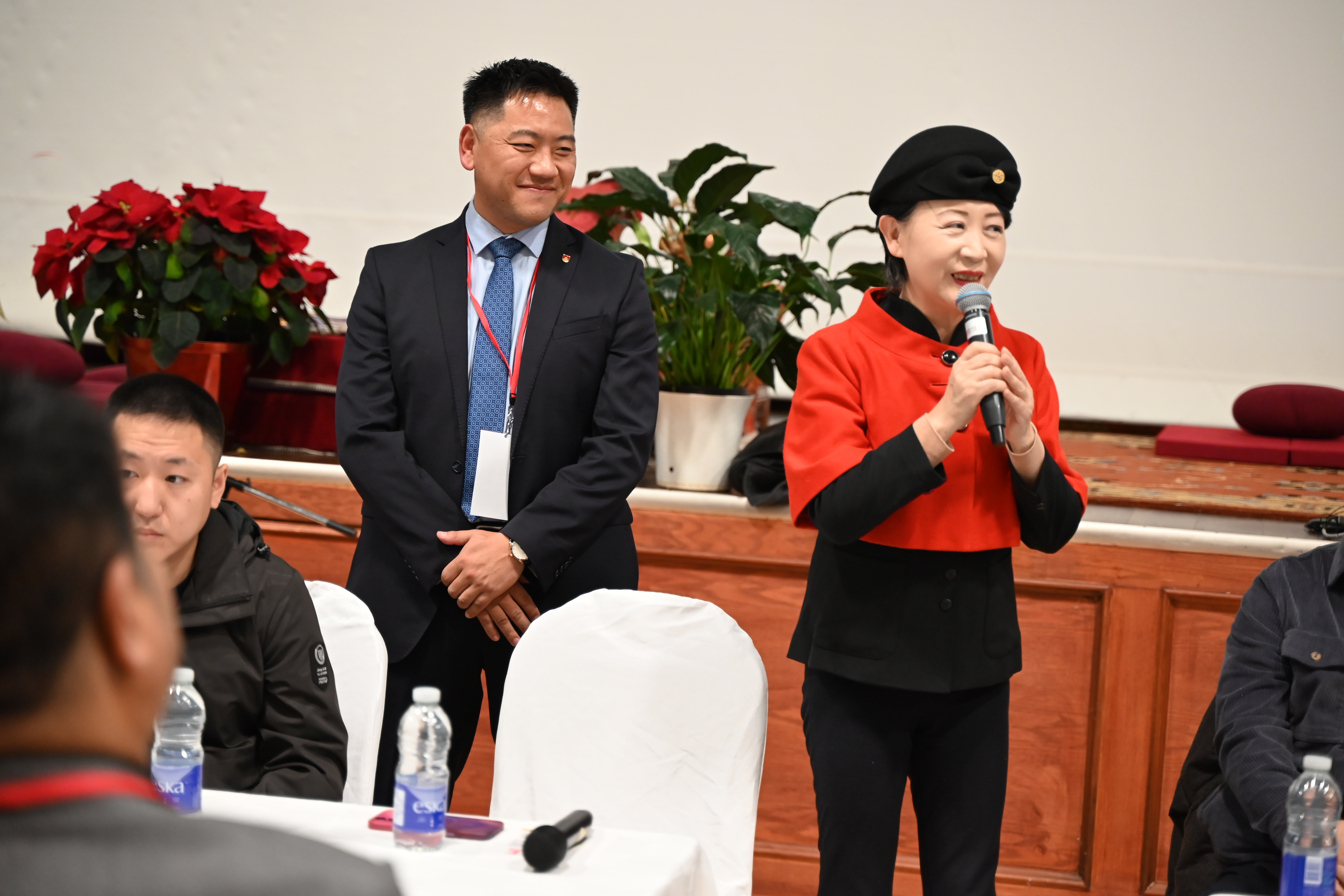 2025年12月28日,第十四世达赖喇嘛驻北美代表处华人联络官慈诚嘉措和民運活動家盛雪《藏汉交流 · 慈悲之年》座谈会。(伊鈴/大紀元)