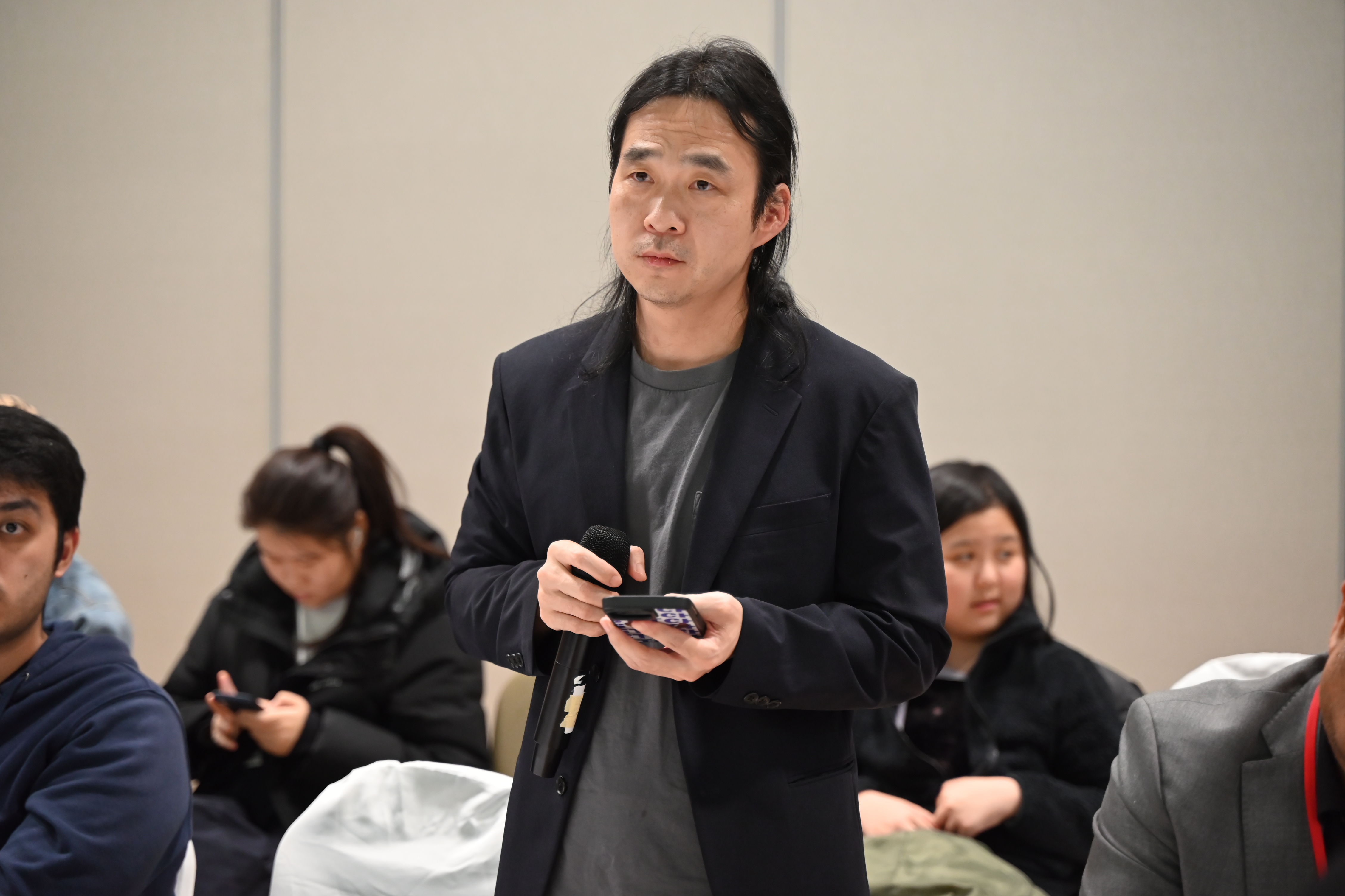0003圖示:2025年12月28日,第十四世达赖喇嘛尊者驻北美代表处代表朗杰曲珠博士(Dr. Namgyal Choedup)出席《藏汉交流 · 慈悲之年》座谈会。(伊鈴/大紀元)1185圖示:2025年12月28日,第十四世达赖喇嘛驻北美代表处华人联络官慈诚嘉措和民運活動家盛雪《藏汉交流 · 慈悲之年》座谈会。(伊鈴/大紀元) 其餘圖示:2025年12月28日,西藏流亡政府行政中央(CTA)驻北美代表处在多伦多藏人文化中心举办《藏汉交流 · 慈悲之年》座谈会,以關心藏人处境、重视跨文化理解,並呼籲更多華人及加拿大主流社會關注。(伊鈴/大紀元) 藏汉交流論壇 關注藏人處境及文化理解 (大紀元記者伊鈴多倫多報導)12月28日,西藏流亡政府行政中央(CTA)驻北美代表处在多伦多藏人文化中心举办《藏汉交流 · 慈悲之年》座谈会以關心藏人处境、重视跨文化理解,並呼籲更多華人及加拿大主流社會關注。 「慈悲之年」(Year of Compassion)是西藏流亡政府行政中央(CTA)为纪念第十四世达赖喇嘛九十寿辰而发起、推广的全球性年度倡议。美国参议院通过 S.Res.283 决议,肯定 CTA 发起的「慈悲之年」倡议。 「慈悲之年」是西藏流亡政府北美代表處的重要活動,由民陣全球副主席盛雪協辦。兩位专程自美国华盛顿前来主持座谈會的嘉賓包括:第十四世达赖喇嘛尊者驻北美代表处代表朗杰曲珠博士(Dr. Namgyal Choedup)及第十四世达赖喇嘛驻北美代表处华人联络官慈诚嘉措。出席座談會的還包括:藏人社區、加拿大民陣、中國民主黨、公民會等華人社區組織代表。 座談會围绕「慈悲之年」主题展開藏汉交流与讨论,包括民族文化的保護與傳承,藏漢人民的自由、人權及沒有共產黨之後的未來走向等。 華人社區人士紛紛表示,支持藏人對本民族文化的傳承和保護;藏漢人民不應該存在偏見和隔閡,藏漢人民都是中共專制統治的受害者,其共同敵人是中共。 藏人代表质疑中共政府对西藏发展建设的夸大宣传,並指出對藏人生活改善微乎其微。有藏人社區人士表示,中共在西藏的建設雖然給藏人生活帶來便利,但西藏人失去人權自由,100多萬西藏學童沒有自由選擇自己的語言文化;西藏人抗議開發金礦就被隨意抓捕、坐牢。 民運活动家盛雪分享了她在藏汉交流活动中的参与经历及加拿大中国民主运动的发展。她表示,共產黨跨台之後,中國可能會一度混亂,而藏人因為有宗教信仰及達賴喇嘛的領導,傷害將最小。而中國因為中共殘酷鎮壓,中國大陸無法有一個正式的民運組織及領袖存在。 “但是,華人社區有一個偉大的榜樣,那就是法輪功。”盛雪說。她強調,過去20多年來,法輪功學員創辦的媒體迅猛發展,包括大紀元、新唐人、希望之聲、看中國等,對中共罪行的揭露,讓全世界、尤其是中文圈的人們對中共有了清晰的認識。 盛雪呼籲人們,不要把注意力放在共產黨倒台之後,民族關係如何處置,那時未來的事情。目前當務之急,是如何各民族團結一致,共同打跨中共暴政,肅清中共流毒,把自己從中解脫、剝離出來。 當天發言分享的人士包括加拿大民陣副主席蔣佳冀、公民會代表劉春江、民運人士王運、劉暢、劉岩、香港泰拳王櫆籐及多位藏人青年代表。