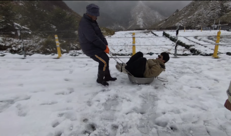 人拉雪盆、輪流體驗。有人負責拉,有人負責尖叫,還有被戲稱為「雪地三傻」的拉雪盆組合。