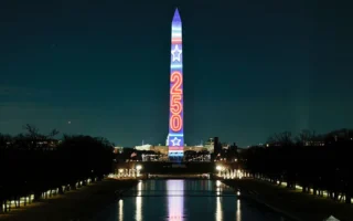 華盛頓紀念碑燈光秀登場 啟動建國250周年慶