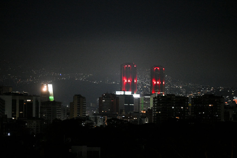 2026年1月3日聽到一系列爆炸後拍攝的加拉加斯夜景。法新社記者報導，1月3日凌晨約2時（格林威治標準時間0600）左右，加拉加斯聽到巨大爆炸聲，伴隨著類似飛機低空飛過的聲響。(Federico PARRA/AFP via Getty Images)