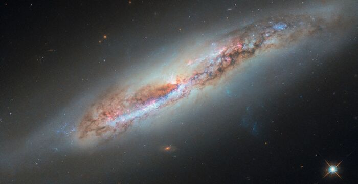 哈伯望远镜捕捉到星系中气体喷出的瞬间