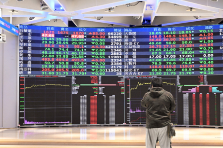 台股5日在護國神山台積電強勢帶動下,歷史性首度突破三萬點大關!加權指數盤中一度大漲逾980點,最高衝上30339.32點,終場大漲755.56點,收在30055.33點,創下史上第六大單日漲點紀錄,氣勢如虹。